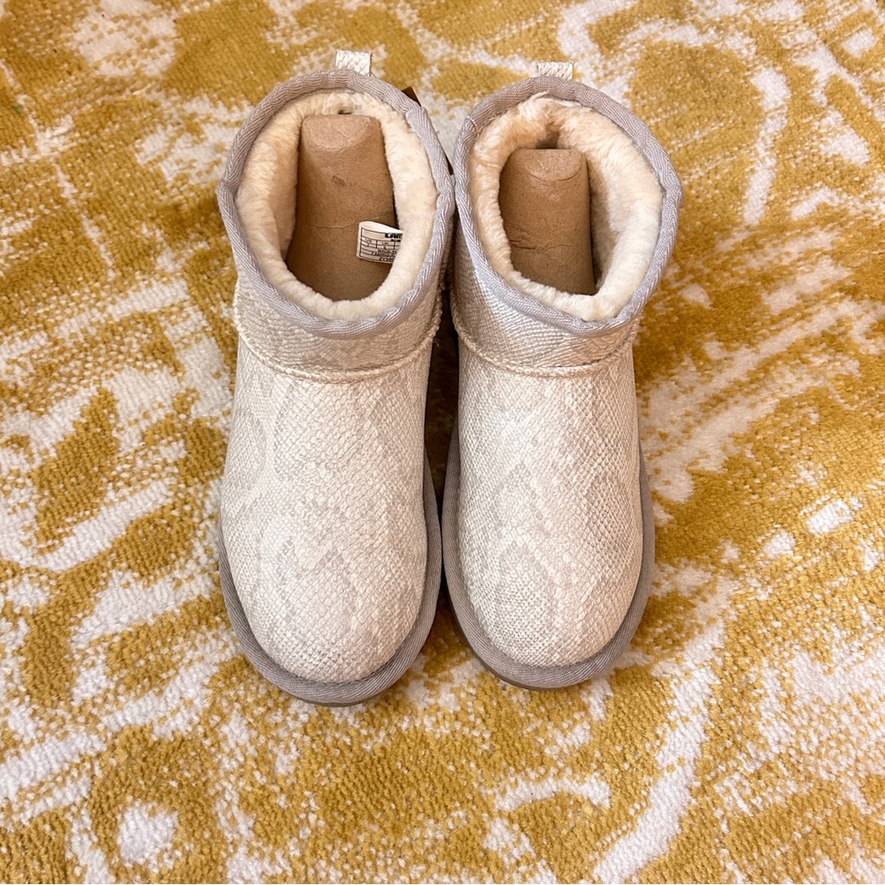 BNWT woman's white/cream snakeskin LAMO ankle boots/booties size 7